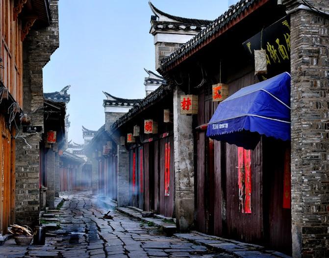 女生在洛阳应天门摆摊卖文创 临到跟前却“反悔”了